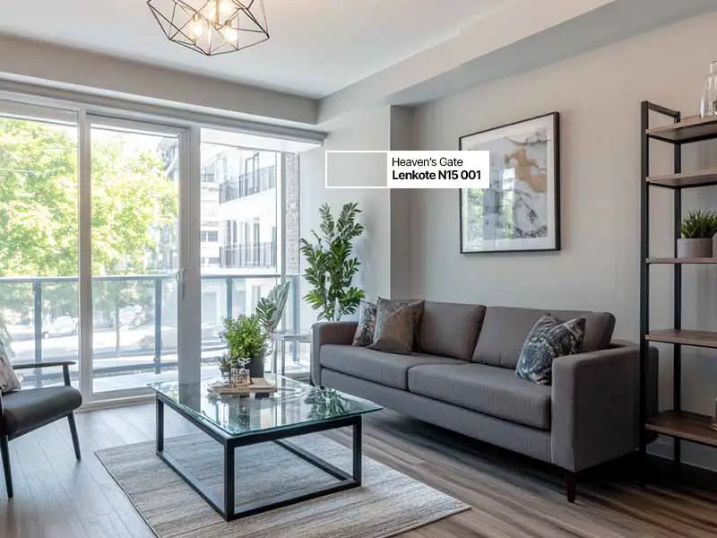 Kamar tidur bergaya urban chic dengan dinding cat light grey yang elegan