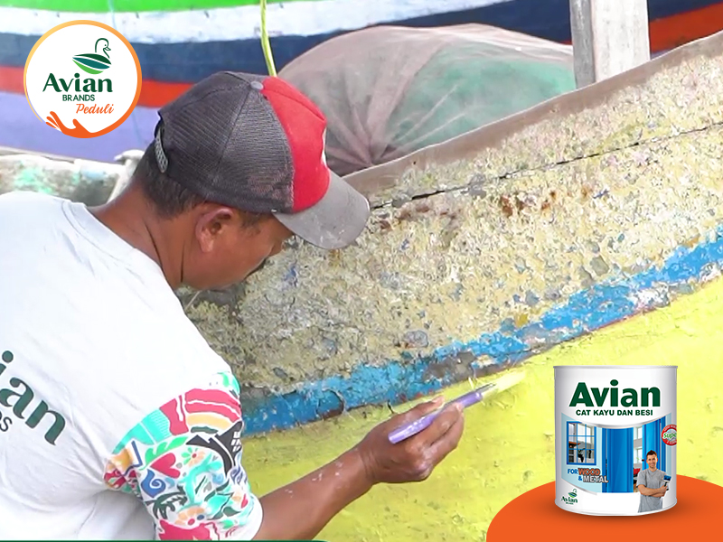 Proses pengecatan kapal nelayan Desa Karangagung